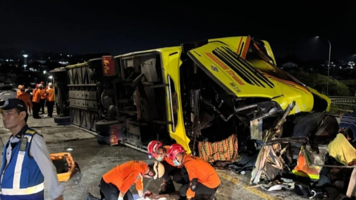 Δεκαέξι νεκροί σε τροχαίο στο οποίο ενεπλάκη λεωφορείο στην Ινδονησία