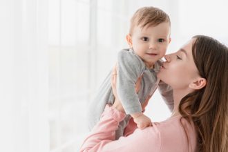 Πότε αρχίζουν τα μωρά να κατανοούν λέξεις;