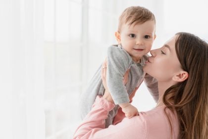 Πότε αρχίζουν τα μωρά να κατανοούν λέξεις;