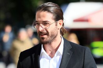 Αθώος ο Άρης Μουγκοπέτρος για την κατηγορία της ενδοοικογενειακής απειλής