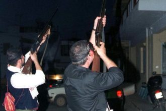 Δεν σταματούν οι μπαλωθιές στην Κρήτη: Άναβαν το χριστουγεννιάτικο δέντρο και έπεφταν πυροβολισμοί