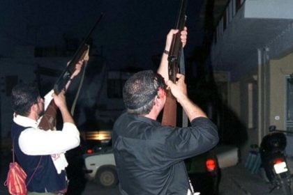 Δεν σταματούν οι μπαλωθιές στην Κρήτη: Άναβαν το χριστουγεννιάτικο δέντρο και έπεφταν πυροβολισμοί