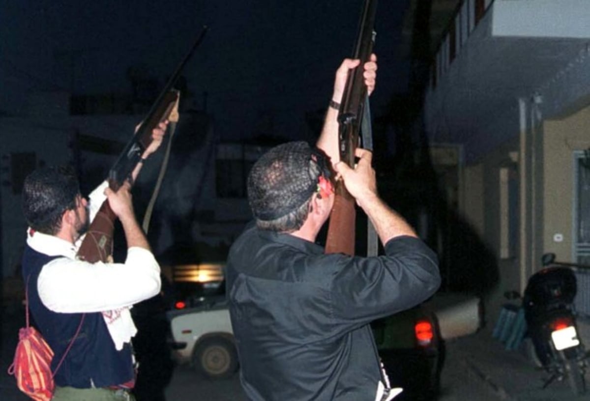 Δεν σταματούν οι μπαλωθιές στην Κρήτη: Άναβαν το χριστουγεννιάτικο δέντρο και έπεφταν πυροβολισμοί