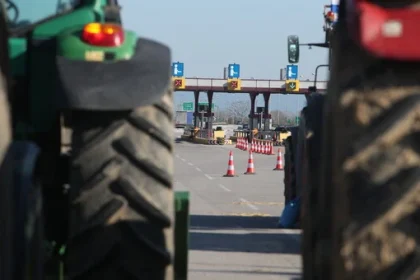 Οι αγρότες χαλαρώνουν τα μπλόκα για τους εκδρομείς της Πρωτοχρονιάς