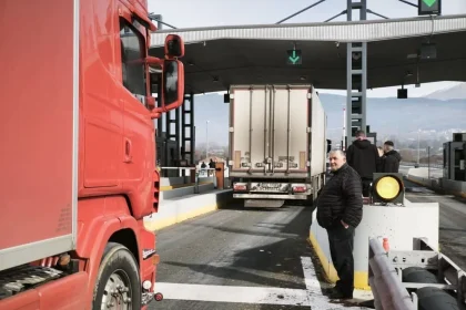 Αγρότες άνοιξαν διόδια για τους ταξιδιώτες των Χριστουγέννων και μοίρασαν προϊόντα