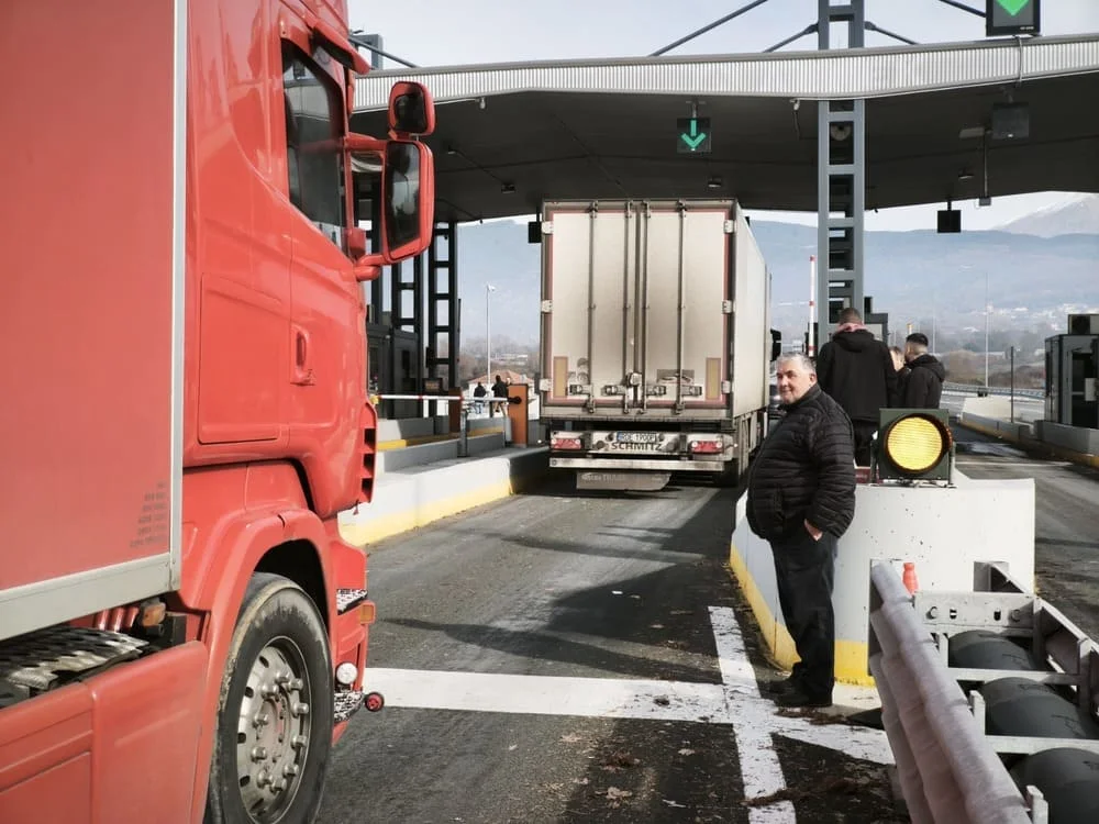 Αγρότες άνοιξαν διόδια για τους ταξιδιώτες των Χριστουγέννων και μοίρασαν προϊόντα