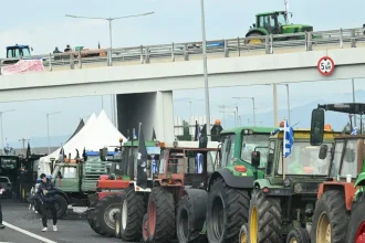 Μπλόκα αγροτών: Ενισχύονται οι κινητοποιήσεις στη Θεσσαλία – Κόβεται η Ελλάδα στα δύο