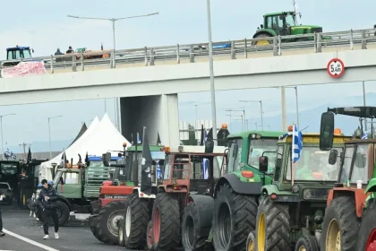 Μπλόκα αγροτών: Ενισχύονται οι κινητοποιήσεις στη Θεσσαλία – Κόβεται η Ελλάδα στα δύο