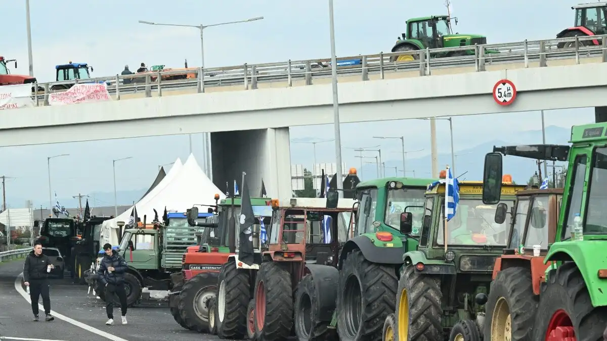 Μπλόκα αγροτών: Ενισχύονται οι κινητοποιήσεις στη Θεσσαλία – Κόβεται η Ελλάδα στα δύο