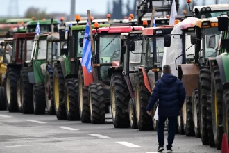 Οι αγρότες επιμένουν στα μπλόκα και κλείνουν από σήμερα παρακαμπτηρίους