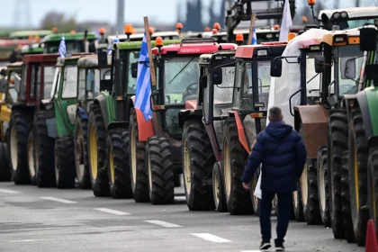 Οι αγρότες επιμένουν στα μπλόκα και κλείνουν από σήμερα παρακαμπτηρίους