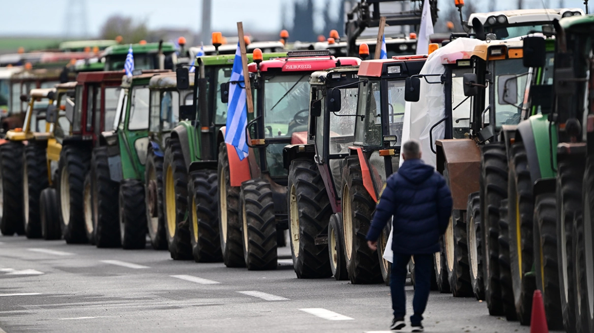Οι αγρότες επιμένουν στα μπλόκα και κλείνουν από σήμερα παρακαμπτηρίους