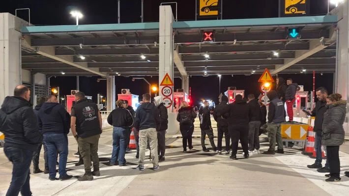 Αγρότες: Έκλεισε ξανά ο κόμβος του Πύργου - Πώς διεξάγεται η κυκλοφορία - ΝΕΟΤΕΡΑ