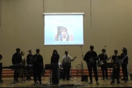 Στον 18χρονο Μάριο αφιερωμένη, από τους συμμαθητές του, η χριστουγεννιάτικη εκδήλωση του Μουσικού Σχολείου Αγρινίου ΒΙΝΤΕΟ