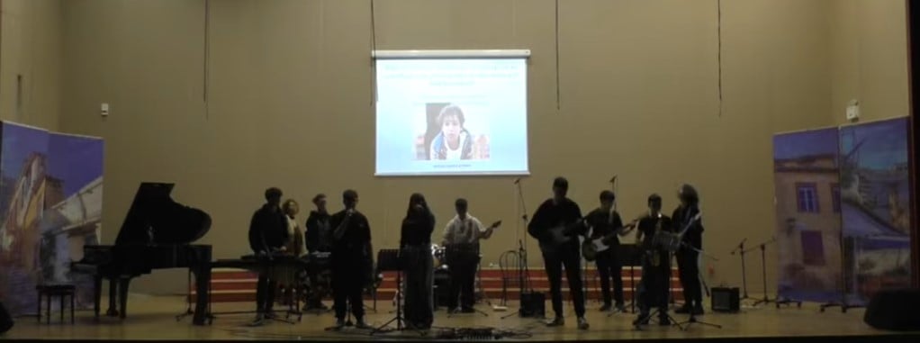 Στον 18χρονο Μάριο αφιερωμένη, από τους συμμαθητές του, η χριστουγεννιάτικη εκδήλωση του Μουσικού Σχολείου Αγρινίου ΒΙΝΤΕΟ