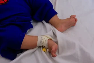 «Αν είναι αυτό που υποψιάζομαι θα βάλω τον πατέρα στο χώμα» λέει η γιαγιά του βρέφους που ξεψύχησε στο κρεβάτι των γονιών του