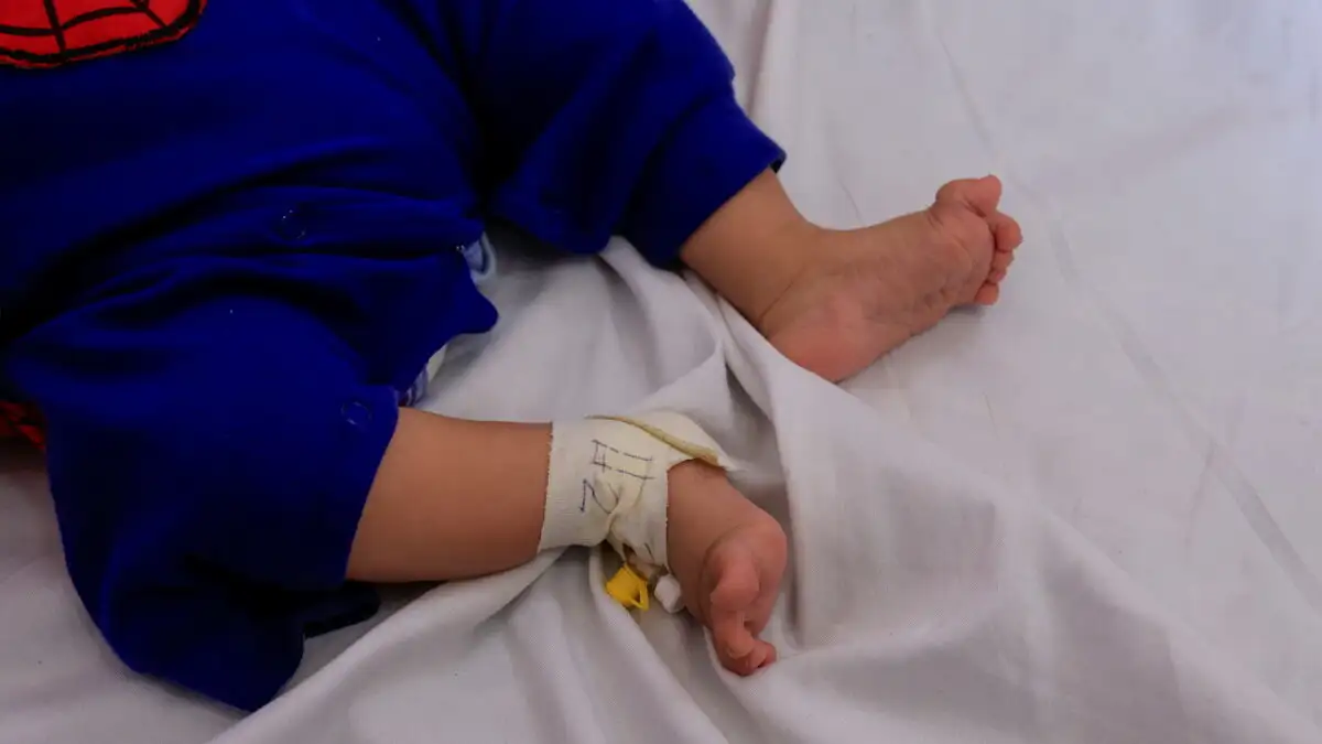 «Αν είναι αυτό που υποψιάζομαι θα βάλω τον πατέρα στο χώμα» λέει η γιαγιά του βρέφους που ξεψύχησε στο κρεβάτι των γονιών του