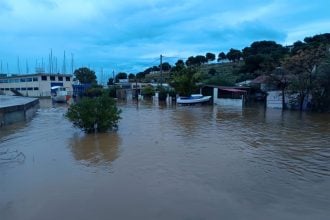 Σοβαρά προβλήματα από την κακοκαιρία Byron σε όλη την Ελλάδα: Πλημμύρες σε Μάνδρα, 112 για απομάκρυνση από υπόγεια, κλειστή η Αθηνών-Κορίνθου στα διόδια Ελευσίνας