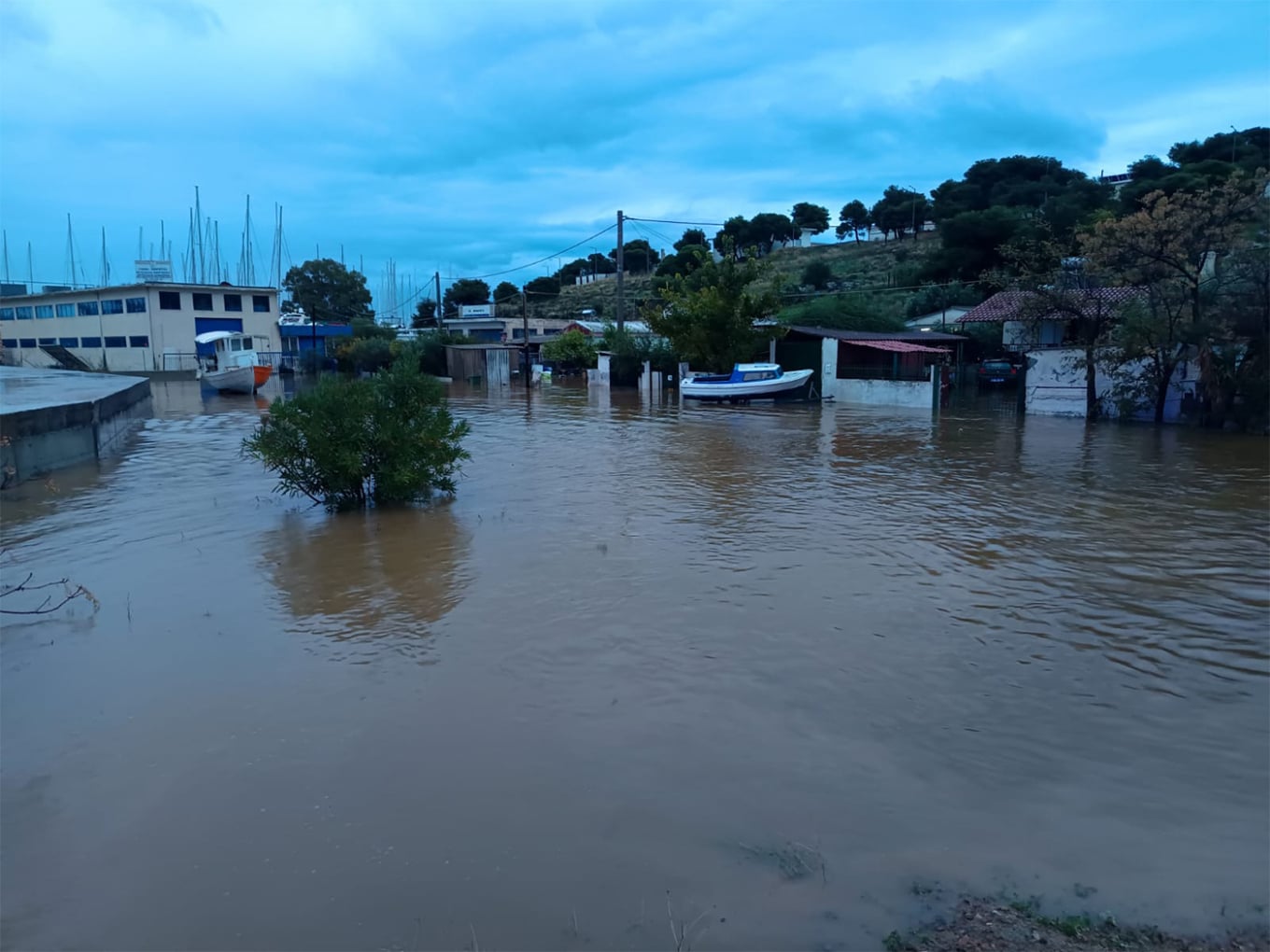 Σοβαρά προβλήματα από την κακοκαιρία Byron σε όλη την Ελλάδα: Πλημμύρες σε Μάνδρα, 112 για απομάκρυνση από υπόγεια, κλειστή η Αθηνών-Κορίνθου στα διόδια Ελευσίνας
