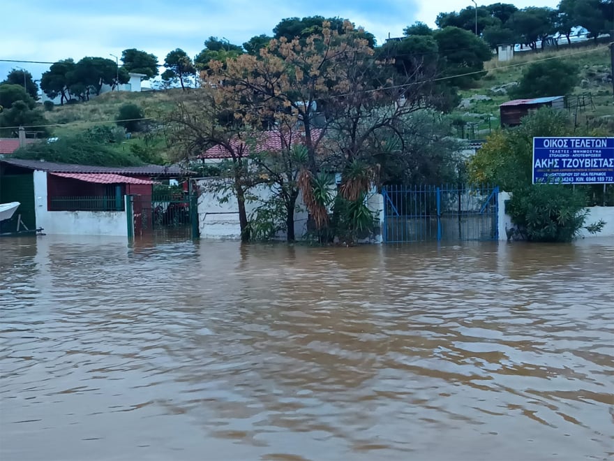 Σοβαρά προβλήματα από την κακοκαιρία Byron σε όλη την Ελλάδα: Πλημμύρες σε Μάνδρα, 112 για απομάκρυνση από υπόγεια, κλειστή η Αθηνών-Κορίνθου στα διόδια Ελευσίνας