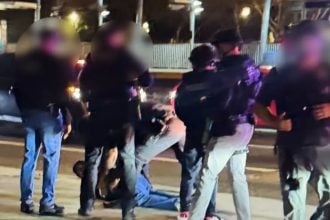 Ρομπ και Μισέλ Ράινερ: Φωτογραφίες από τη στιγμή που οι αρχές συλλαμβάνουν τον γιο τους – Ο «μεγάλος καβγάς» πριν από την τραγωδία