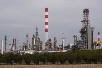 Σερβία: Οι Ρώσοι συζητούν με τους Ούγγρους για την πώληση της σερβικής πετρελαϊκής βιομηχανίας NIS