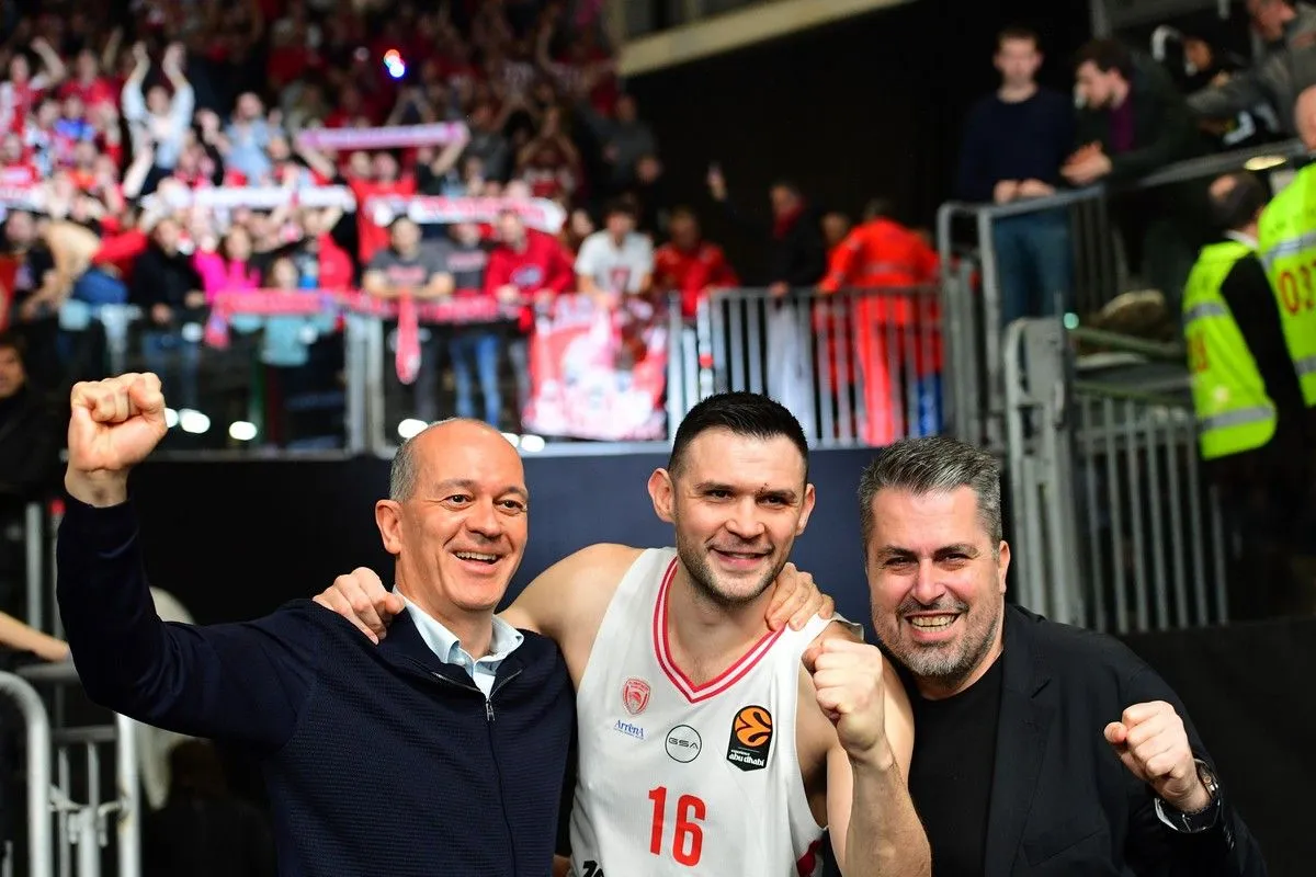 Βίρτους - Ολυμπιακός: Η πανηγυρική φωτογραφία με Αγγελόπουλο, Παπανικολάου και Μπαφέ μπροστά στους φίλους της ομάδας