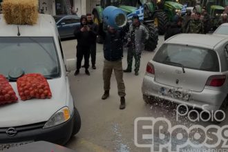 Ορεστιάδα: Αγρότες έριξαν σανό, γάλα και κρεμμύδια έξω από γραφεία βουλευτών 