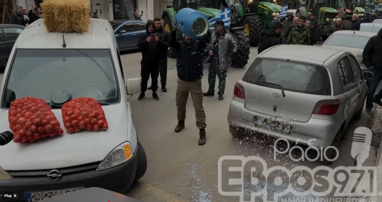 Ορεστιάδα: Αγρότες έριξαν σανό, γάλα και κρεμμύδια έξω από γραφεία βουλευτών 