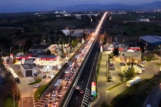 Μπλόκα αγροτών: Εφιαλτικές γιορτές για δεκάδες χιλιάδες πολίτες - Ασύλληπτες εικόνες κυκλοφοριακού χάους και μαρτυρίου - ΒΙΝΤΕΟ