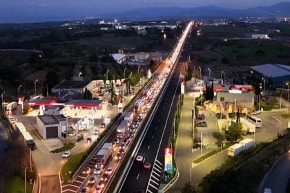 Μπλόκα αγροτών: Εφιαλτικές γιορτές για δεκάδες χιλιάδες πολίτες - Ασύλληπτες εικόνες κυκλοφοριακού χάους και μαρτυρίου - ΒΙΝΤΕΟ