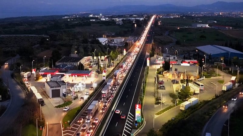 Μπλόκα αγροτών: Εφιαλτικές γιορτές για δεκάδες χιλιάδες πολίτες - Ασύλληπτες εικόνες κυκλοφοριακού χάους και μαρτυρίου - ΒΙΝΤΕΟ