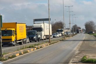 Αγρότες: Γολγοθάς των εκδρομέων στις εθνικές οδούς λόγω μπλόκων - Απελπισμένοι οδηγοί κινούνται από χωματόδρομους