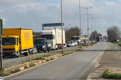 Αγρότες: Γολγοθάς των εκδρομέων στις εθνικές οδούς λόγω μπλόκων - Απελπισμένοι οδηγοί κινούνται από χωματόδρομους