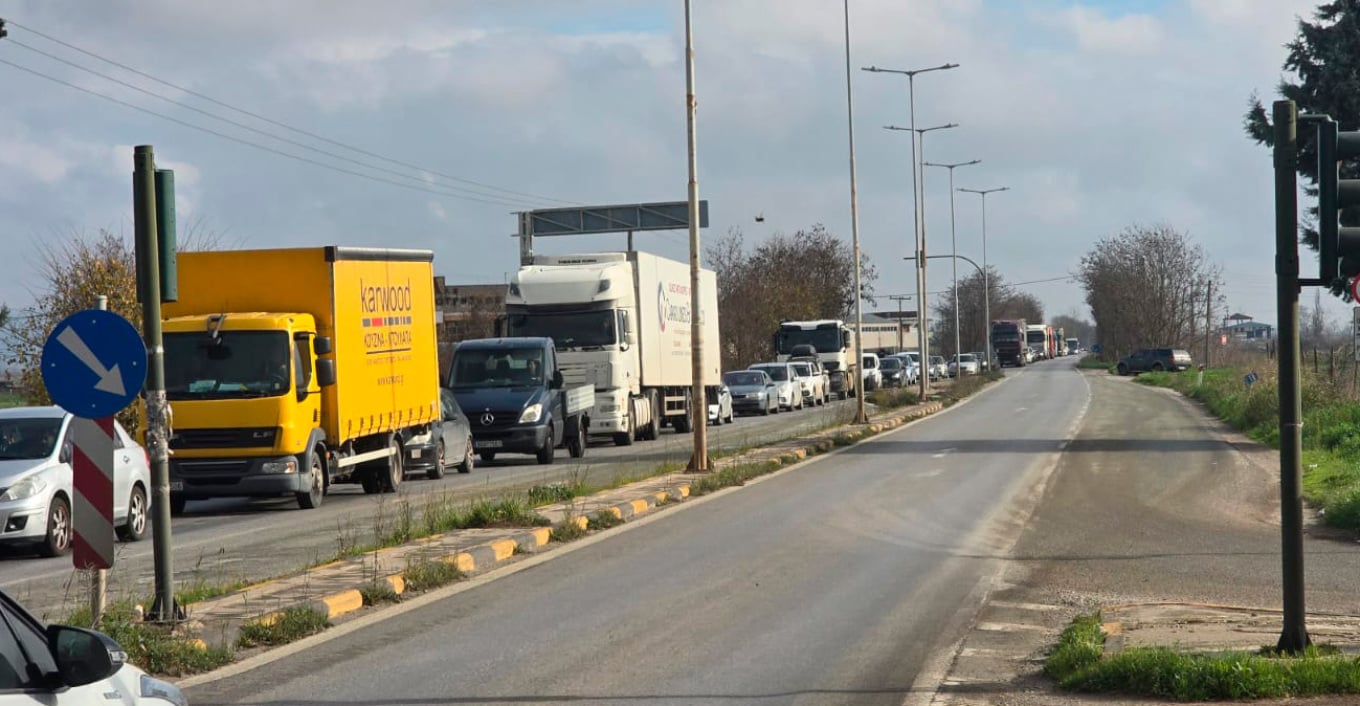 Αγρότες: Γολγοθάς των εκδρομέων στις εθνικές οδούς λόγω μπλόκων - Απελπισμένοι οδηγοί κινούνται από χωματόδρομους