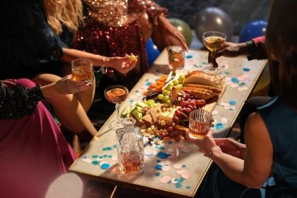 Θέλει μέτρο: Πώς να αντιμετωπίσουμε τη δυσπεψία μέσα στις γιορτές;