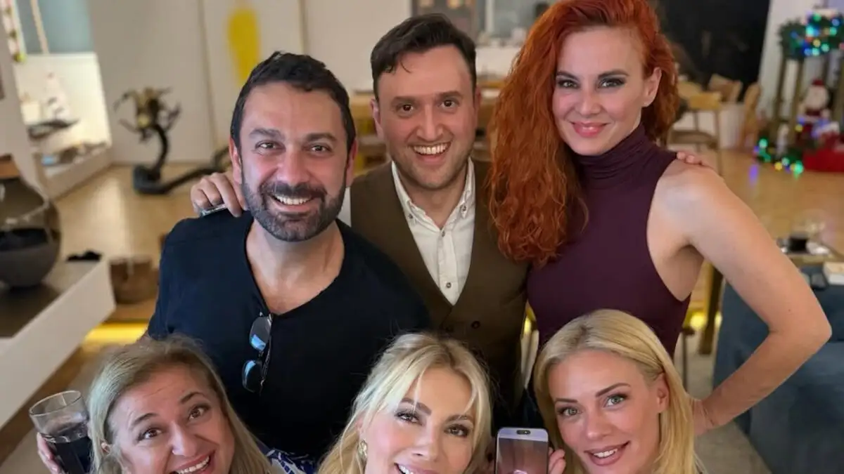 Στο Πάρα Πέντε: Οι πρωταγωνιστές παρακολούθησαν μαζί το reunion της σειράς – Σε βιντεοκλήση ο Γιώργος Καπουτζίδης