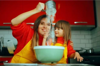 Γονείς: Όταν το παιδί θέλει να σας βοηθήσει, μην του λέτε «όχι» επειδή «θα τα κάνει χάλια»