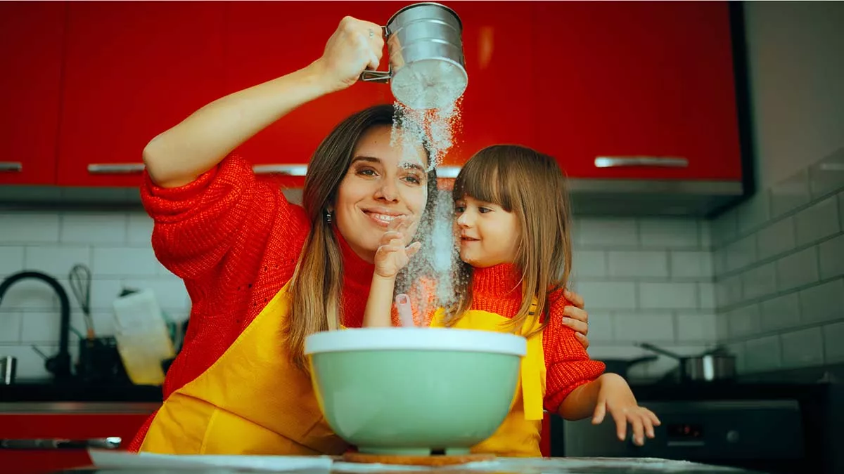 Γονείς: Όταν το παιδί θέλει να σας βοηθήσει, μην του λέτε «όχι» επειδή «θα τα κάνει χάλια»