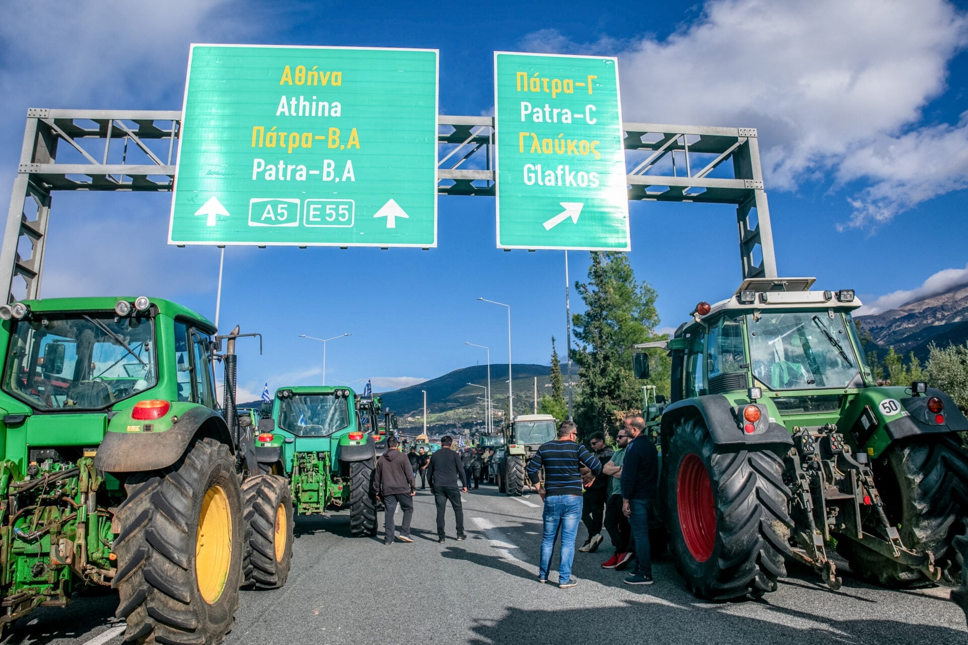 Ανυποχώρητοι οι αγρότες στα μπλόκα της Πάτρας και της Δυτικής Ελλάδας