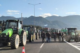 Ανυποχώρητοι οι αγρότες: Αποκλεισμοί δρόμων σε όλη την Ελλάδα - Τα μπλόκα σε Αχαΐα, Ηλεία, Αιτωλοακαρνανία