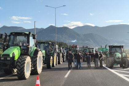 Ανυποχώρητοι οι αγρότες: Αποκλεισμοί δρόμων σε όλη την Ελλάδα - Τα μπλόκα σε Αχαΐα, Ηλεία, Αιτωλοακαρνανία