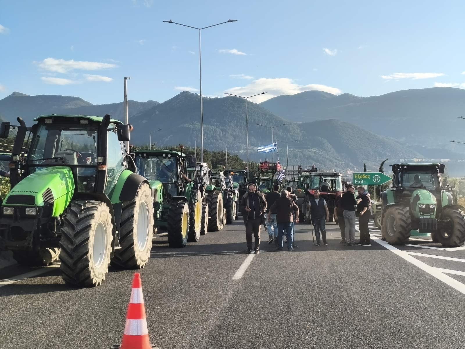 Ανυποχώρητοι οι αγρότες: Αποκλεισμοί δρόμων σε όλη την Ελλάδα - Τα μπλόκα σε Αχαΐα, Ηλεία, Αιτωλοακαρνανία