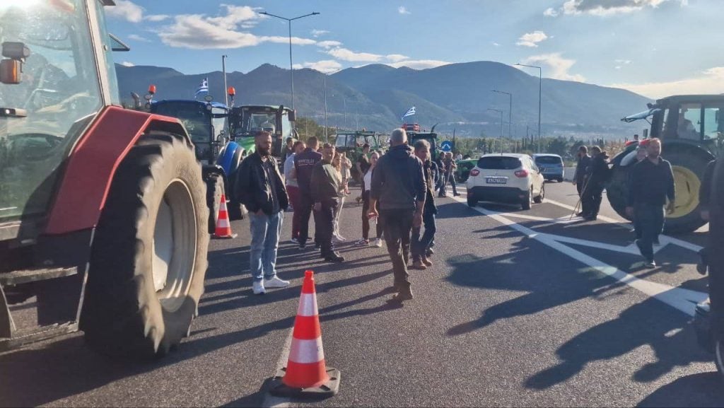 Ουρές οχημάτων στην Περιμετρική της Πάτρας - Κλειστός παραμένει ο δρόμος από τους αγρότες (ΦΩΤΟ)