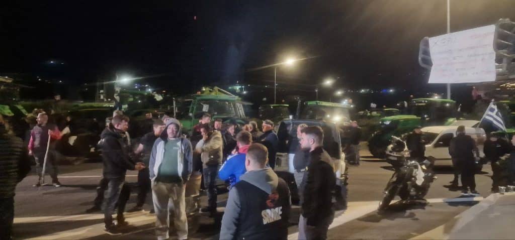 Πάτρα: Διπλός αποκλεισμός από τους αγρότες στην Ολυμπία Οδό (ΦΩΤΟ)