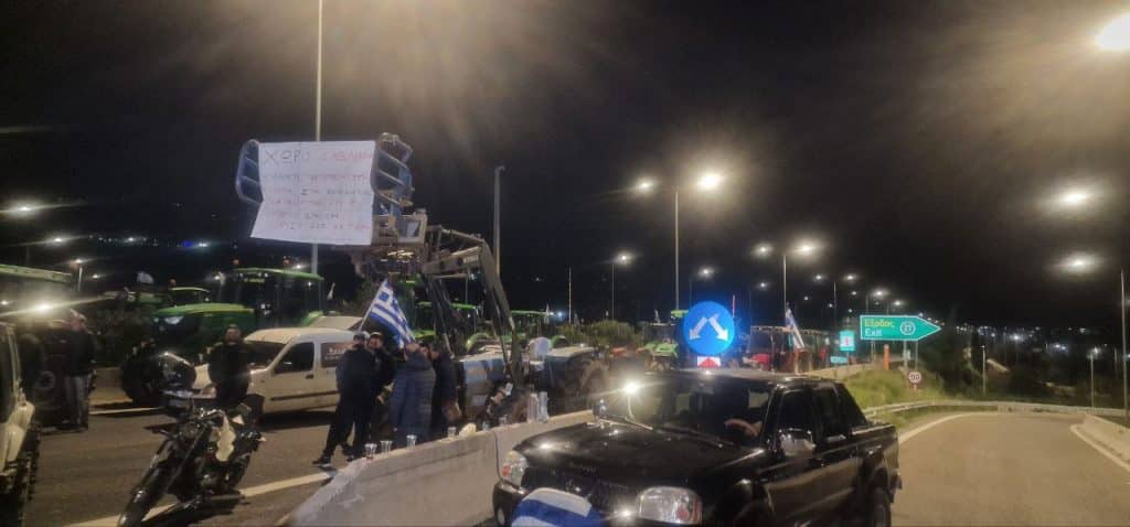 Πάτρα: Διπλός αποκλεισμός από τους αγρότες στην Ολυμπία Οδό (ΦΩΤΟ)