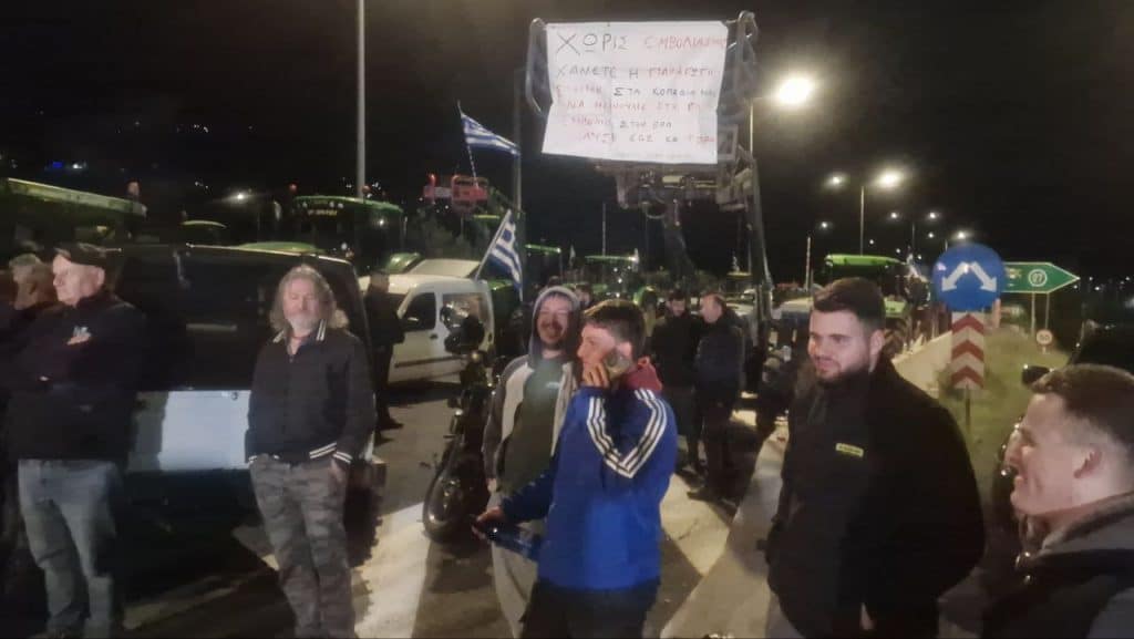 Πάτρα: Διπλός αποκλεισμός από τους αγρότες στην Ολυμπία Οδό (ΦΩΤΟ)