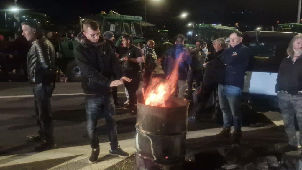 Πάτρα: Διπλός αποκλεισμός από τους αγρότες στην Ολυμπία Οδό (ΦΩΤΟ)