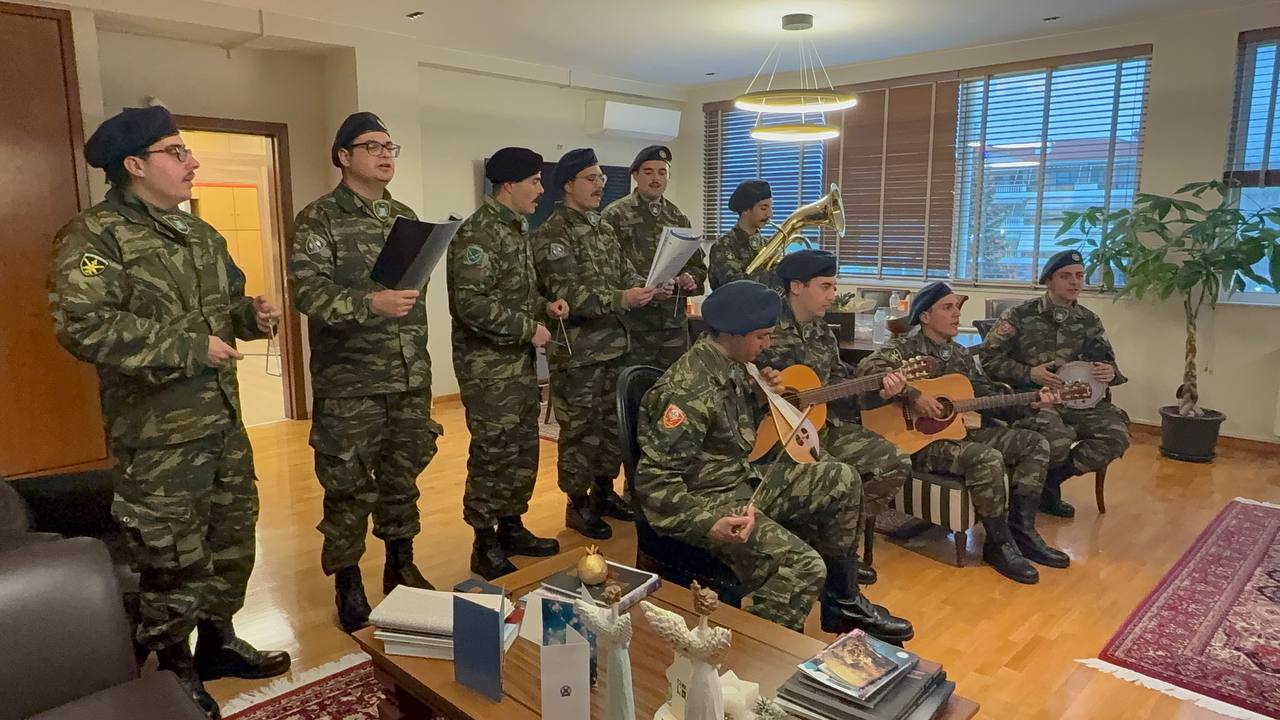 Χριστουγεννιάτικα κάλαντα στον Αντιπεριφερειάρχη Π.Ε. Αιτωλοακαρνανίας Θανάση Μαυρομμάτη