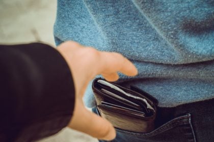 Πάτρα: Του ...σούφρωσε το πορτοφόλι και του "άδειασε" τον τραπεζικό λογαριασμό!